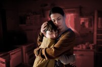 Má v obecním bytě bydlet matka samoživitelka, nebo tchýně úspěšného moderátora a producenta Leoše Mareše? Grafika Deník N/foto: Adobe Stock