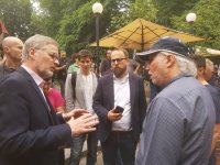 Premiér Petr Fiala na grilovačce v Ostravě odpovídal i na nepříjemné dotazy o inflaci. Foto: Petra Běnková