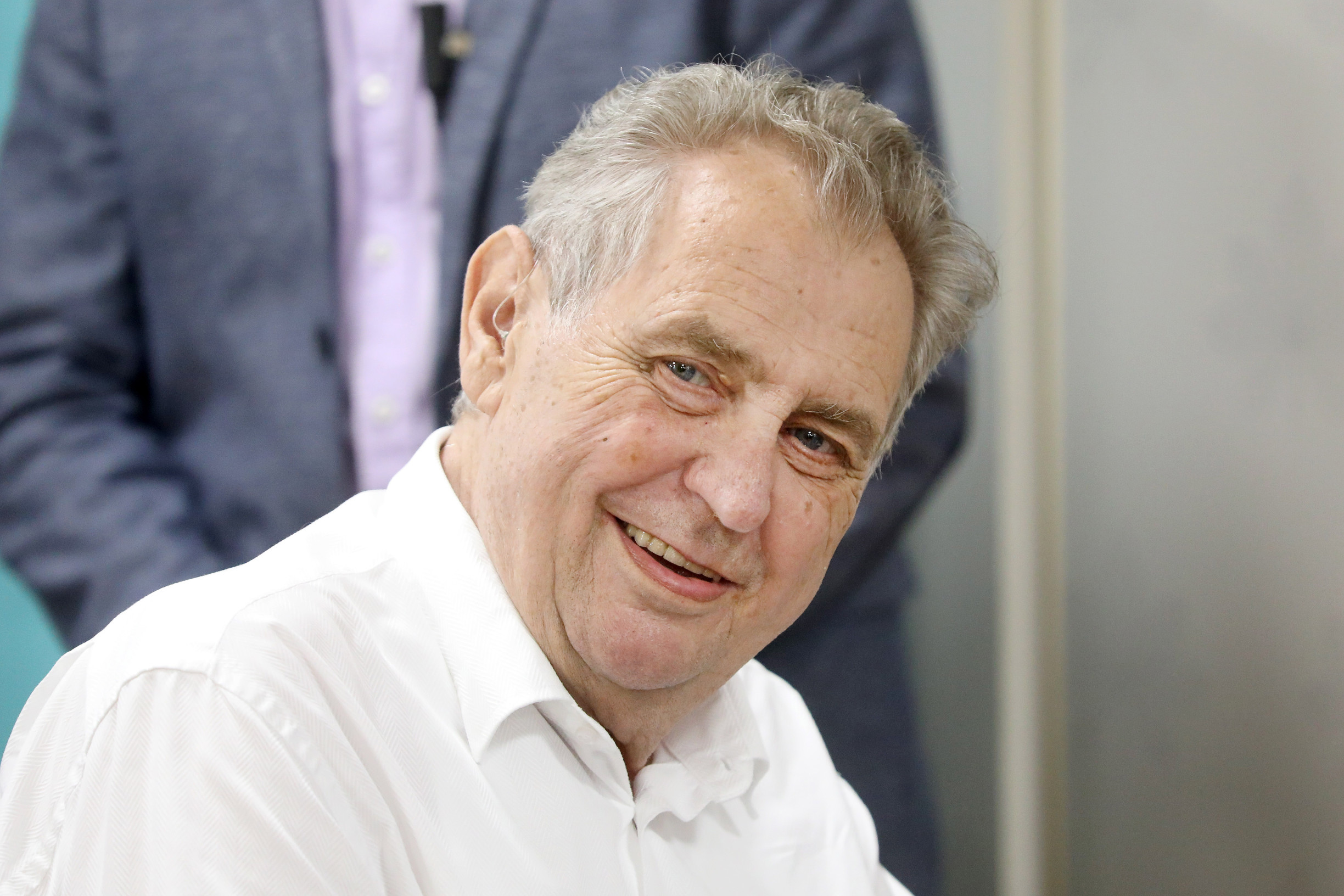 Zeman odjel na Slovensko. Na schůzky bere Mynáře a Nejedlého