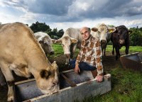 Hospodářská zvířata jsou dnes podstatnou součástí problému, v budoucnu ale mohou být podstatnou součástí řešení, říká Philip Lymbery. Foto: Compassion in World Farming