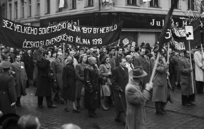 V roce 1948 měli při oslavách 28. října komunisté o vzniku Československa jasno. Pak už o něm nemluvili prakticky vůbec. Foto: ČTK