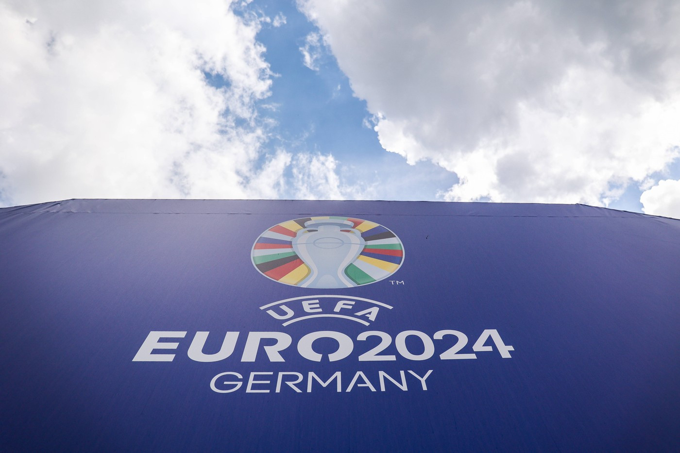 Studio N: Německo hostí fotbalový šampionát a hledá lék na „blbou“ náladu