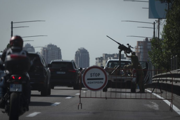 Ukrajinští vojáci vybavení kulometem lafetovaným na pickupu. Těmito zbraněmi se brání proti ruským dronům Šáhid. Foto: ČTK/AP, Efrem Lukatsky