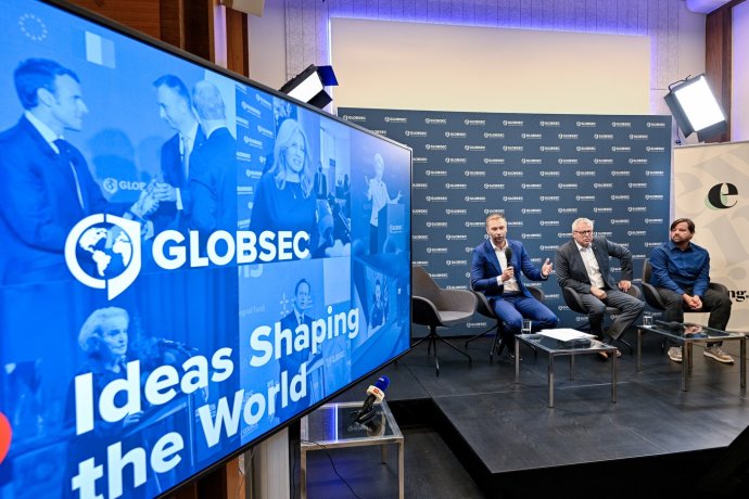 Prezident bezpečnostní konference Globsec Forum Robert Vass (vlevo) a předseda přípravného výboru Petr Kolář (uprostřed) seznámili novináře s programem a novinkami letošního ročníku konference, 27. srpna 2024, Praha. Vpravo je David Gaydečka, producent Globsec Music Festu, který se uskuteční na Štvanici jako součást doprovodného programu konference. Foto: Vít Šimánek, ČTK