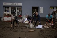 Haně Černé (vlevo) pomáhají s vyklízením děti a známí. Foto: Gabriel Kuchta, Deník N