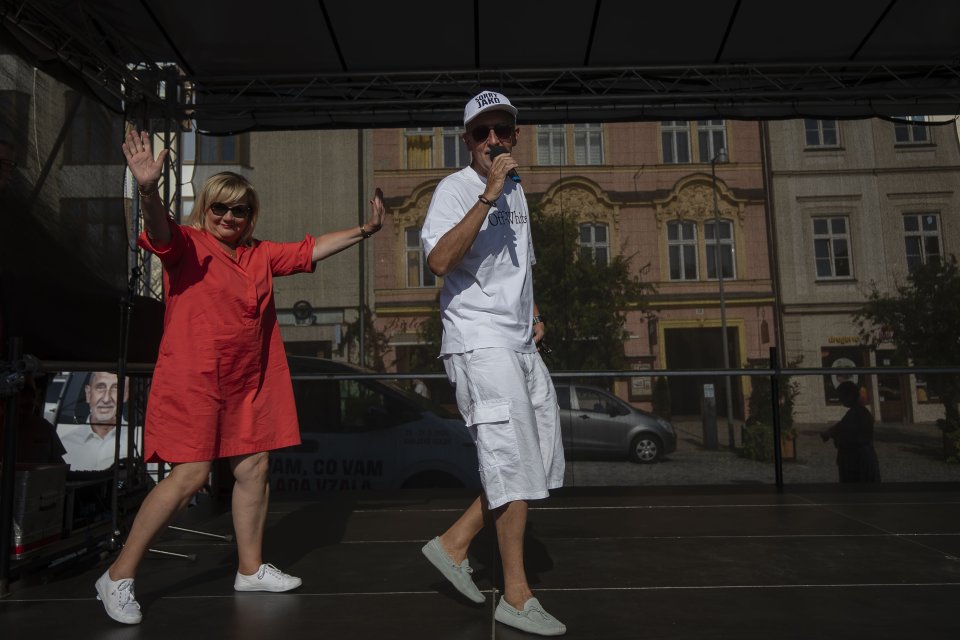 Andrej Babiš a Alena Schillerová vstupují na pódium na znojemském náměstí. Foto: Gabriel Kuchta, Deník N