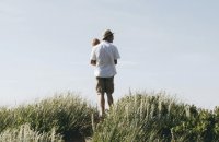 Není možné, že by se náš druh vyvinul, aniž by matky měly obrovskou pomoc, říká Hrdy. Foto: Natalie Toombs, Unsplash