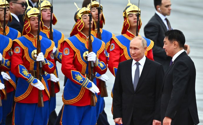 Ruského prezidenta Vladimira Putina v Mongolsku vítala čestná stráž. Zdroj: Kremlin.ru