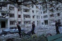 Záchranáři odnášejí oběť ruského ostřelování Kramatorsku v Doněcké oblasti. Foto: ČTK / AP / Evgeniy Maloletka