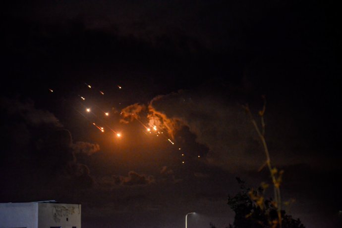 Íránské rakety a izraelská prozivzdušná obrana. Foto: Reuters