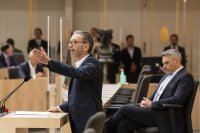 Lídr rakouských Svobodných (FPÖ) Herbert Kickl a kancléř Karl Nehammer (ÖVP). Foto: Parlament Österreich