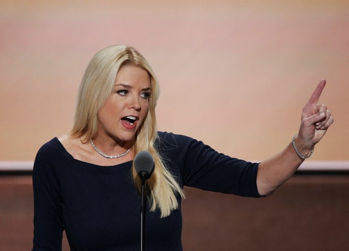 Bývalá hlavní státní zástupkyně Floridy Pam Bondi podle všeho u senátorů projde na ministerstvo spravedlnosti bez větších problémů. Nečelí ani žádnému sexuálnímu obvinění jako předchozí kandidát Matt Gaetz. Foto: Mike Segar, Reuters