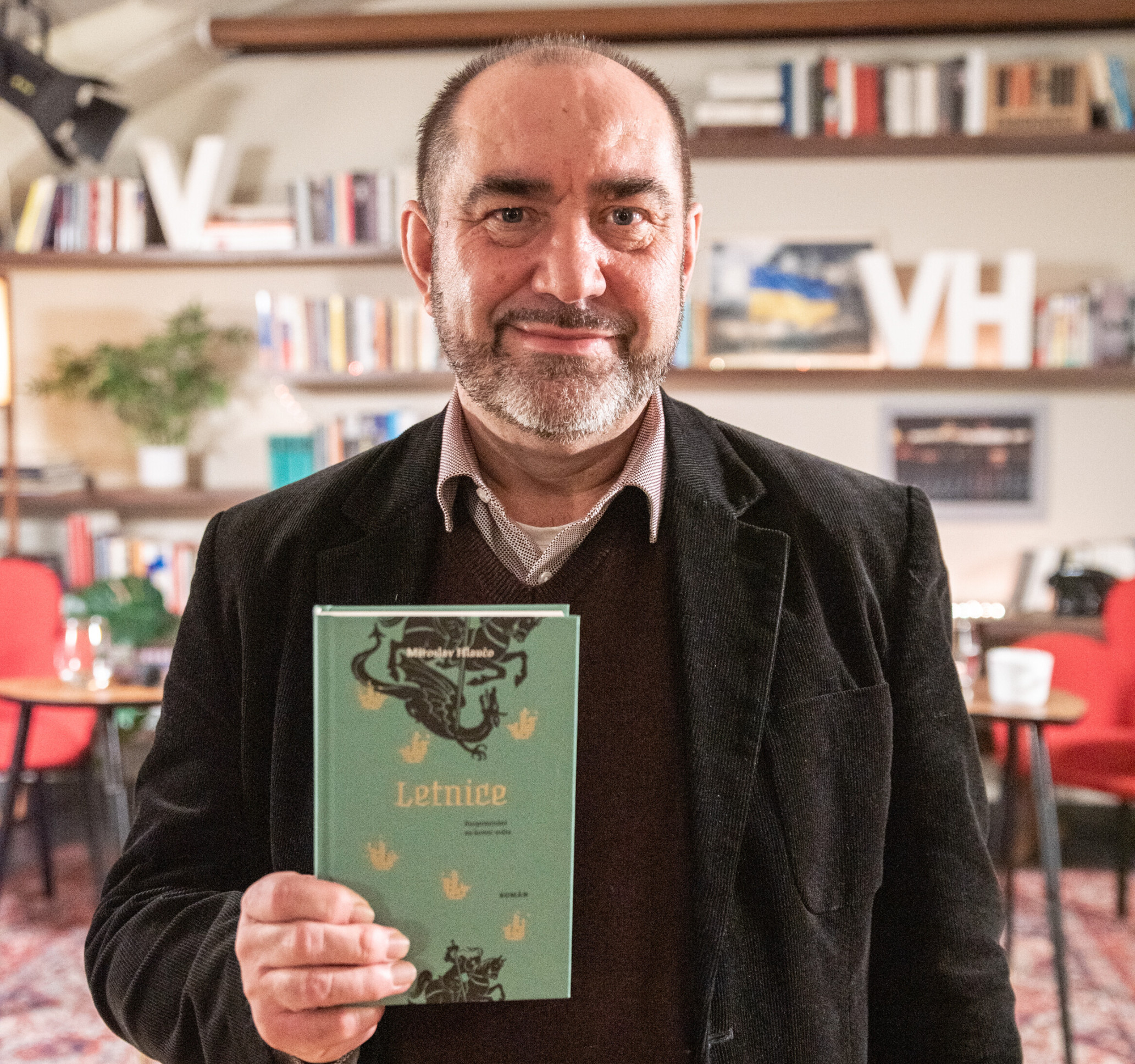 Tipy vyhlášených knihkupců: kdo vládne českým knižním pultům a jakou knihu byste si měli odnést ze Světa knihy?