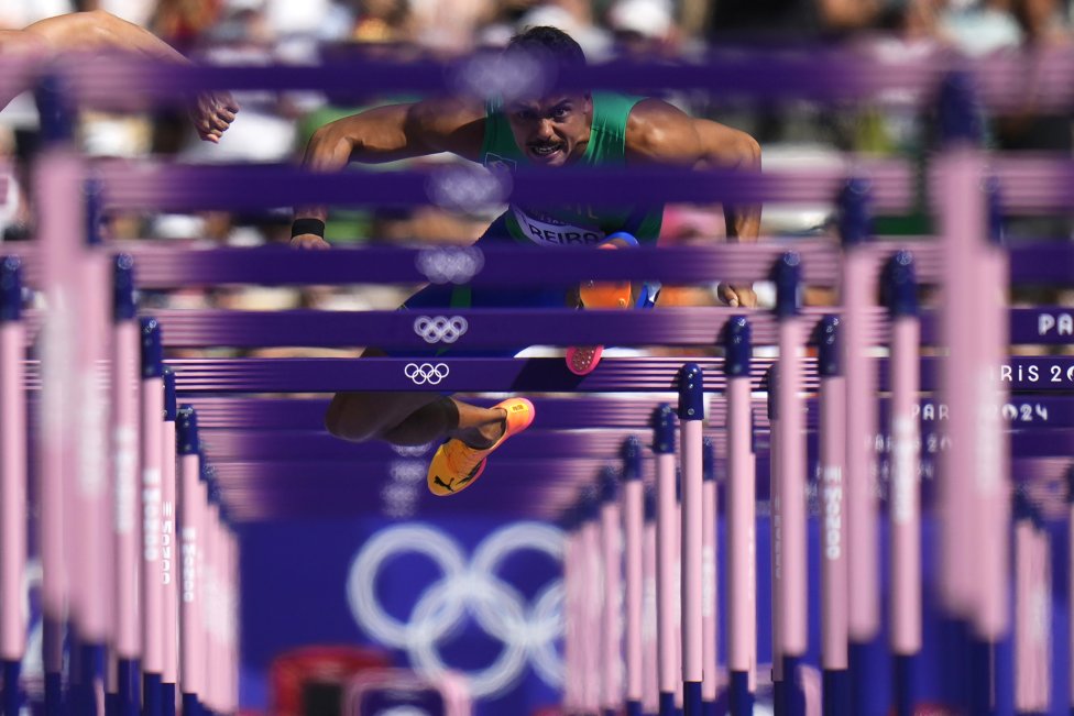 Mezinárodní porota Czech Press Photo vybrala fotografii roku ze série Petra Davida Joska, kterou zachytil na loňských olympijských hrách v Paříži. Na snímku je Brazilec Rafael Pereira během běhu na 110 metrů překážek na letních olympijských hrách v Paříži. Foto: Petr David Josek, AP (Czech Press Photo)