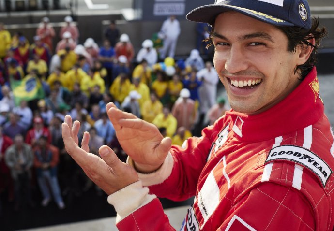 Gabriel Leone jako Ayrton Senna v seriálu Senna. Foto: Netflix