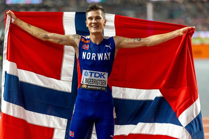 Jakob Ingebrigtsen se raduje z vítězství v závodu na 5000 metrů na mistrovství světa v Budapešti, srpen 2023. ČTK / imago sportfotodienst / Â©INPHO/Morgan Treacy