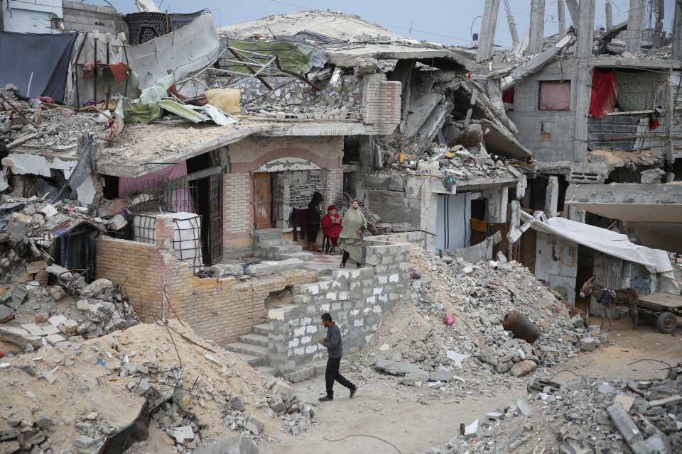 Palestinci před domy v Chán Júnisu zničenými izraelským útokem na Hamás a Gazu, 5. února 2025. Foto: Hatim Chalid, Reuters