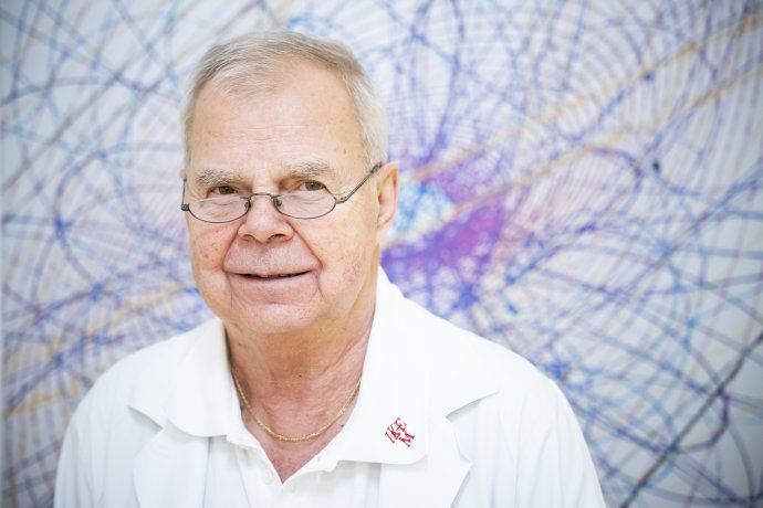 "Internetoví pacienti jsou nejhorší. Já jim říkám: ‚Prosím vás, nečtěte příbalové letáky a nečtěte internet.‘ Protože oni jsou někdy tak chytří, až to vadí," říká Tomáš Sosna. Foto: Gabriel Kuchta, Deník N