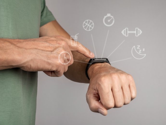 Monitorovací zařízení jako chytré hodinky, fitness náramky a prsteny mohou být dobrým pomocníkem pro zlepšení fyzického a duševního zdraví. Foto: Adobe Stock