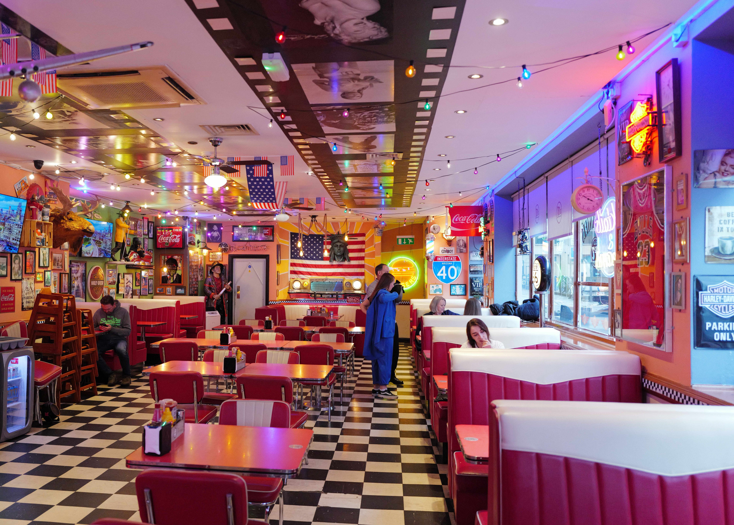 Symbol nostalgie i spojení lidí všech vrstev. Americký diner je víc než jen restaurace