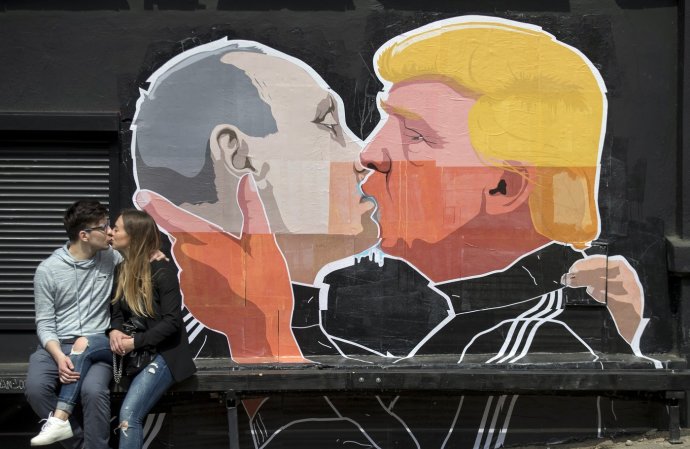 Spojené státy se snaží, stejně jako před více než padesáti lety, přebrat Rusko Číně. Na snímku graffiti v litevském Vilniusu. Foto: Mindaugas Kulbis, AP/ČTK