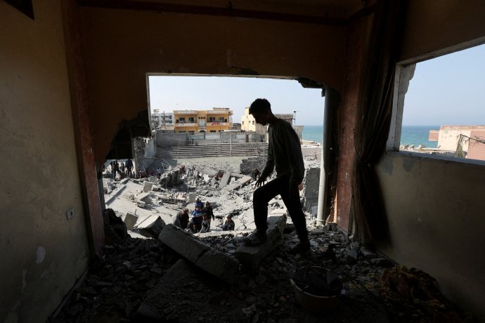 Palestinský muž si prohlíží místo izraelského útoku na obytnou budovu v Dajr Baláh v centrální části Pásma Gazy 18. března. Foto: Ramadan Abed, Reuters