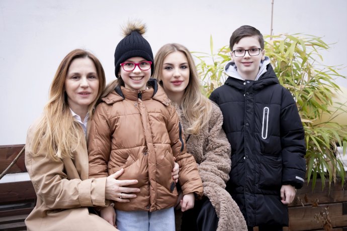Ilona Vaněčková (vlevo) nechce, aby péče o nemocnou Karolínu ležela na bedrech jejích sourozenců – (zprava) Vojty, Adély a Sofie. Foto: Gabriel Kuchta, Deník N