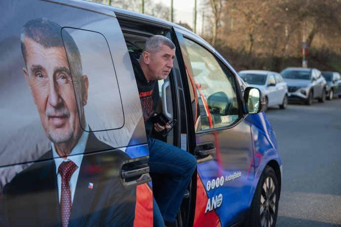 Předseda hnutí ANO Andrej Babiš přijíždí na jednu z předvolebních akcí v Praze. Foto: Gabriel Kuchta, Deník N