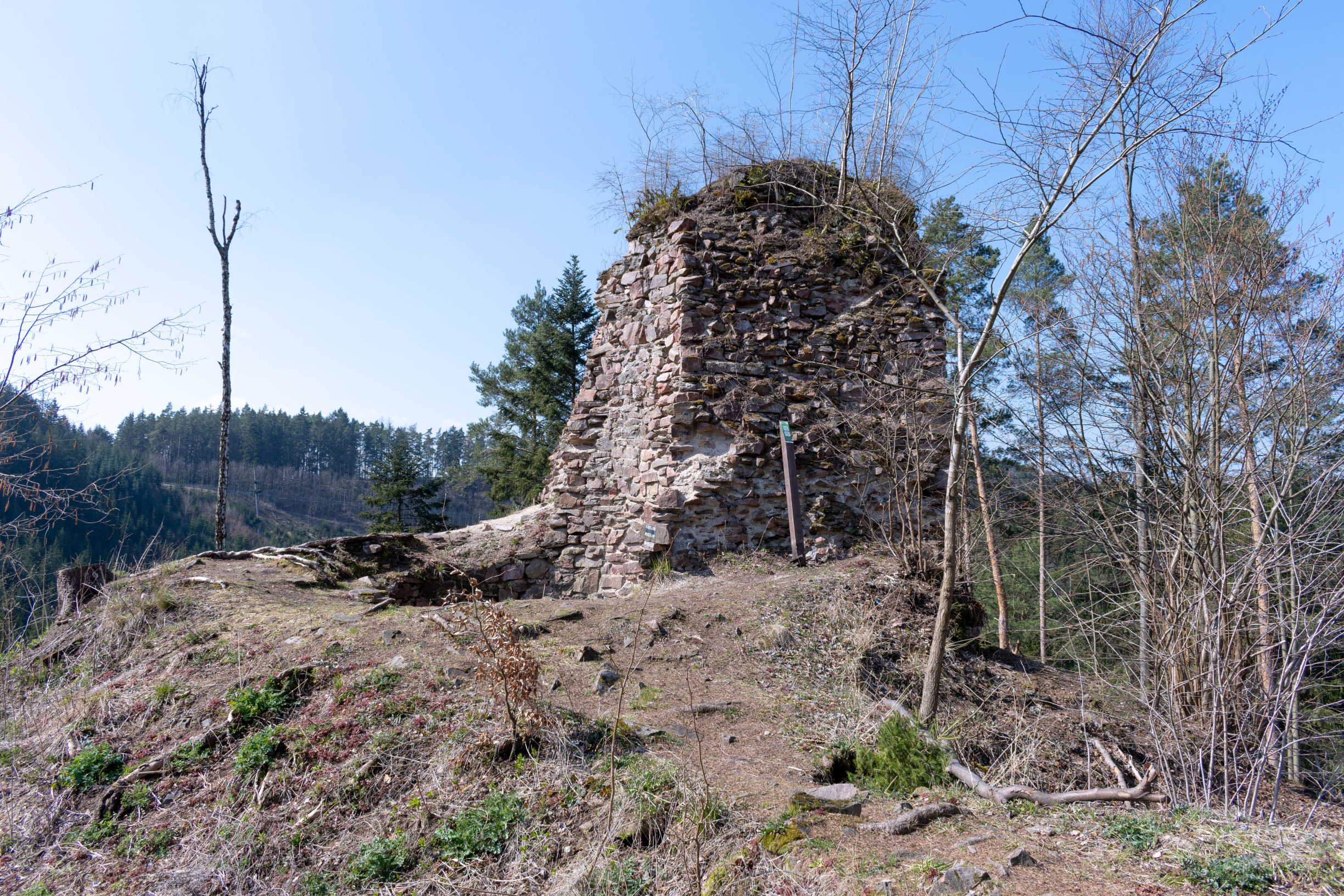 Vzhůru na Vysočinu! Výlet za tajemstvími zříceniny Aueršperk a monstra s koňskou hlavou, které jí bloudí