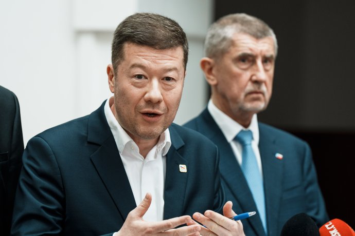 Předsedové hnutí SPD a ANO na tiskové konferenci v Poslanecké sněmovně. Tomio Okamura by chtěl po příštích volbách přivést SPD do vlády vedené Andrejem Babišem. Foto: Jakub Plíhal, Deník N