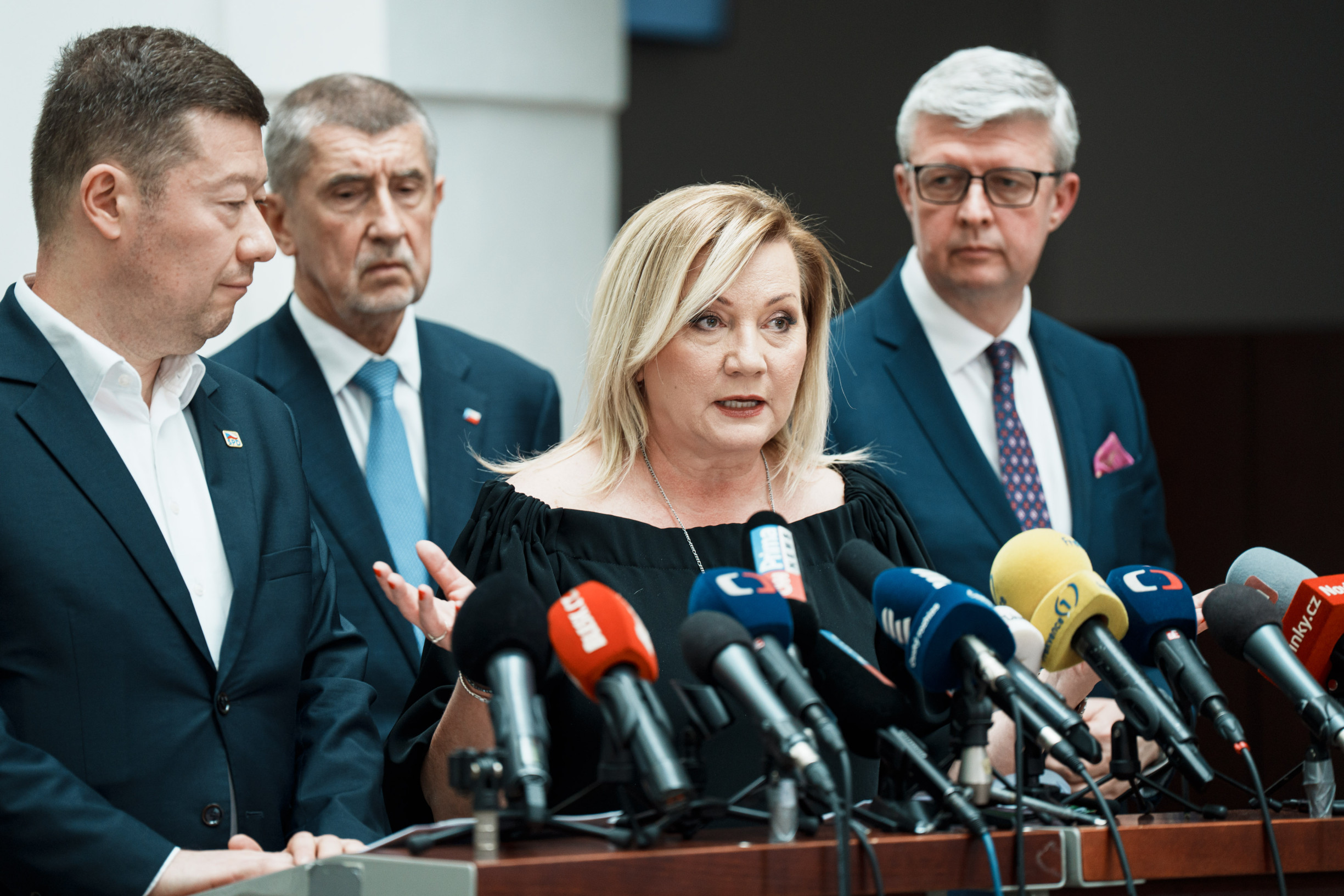 Dotované hypotéky, EET jen pro někoho a česká koruna v ústavě. Známe ekonomický program vlády