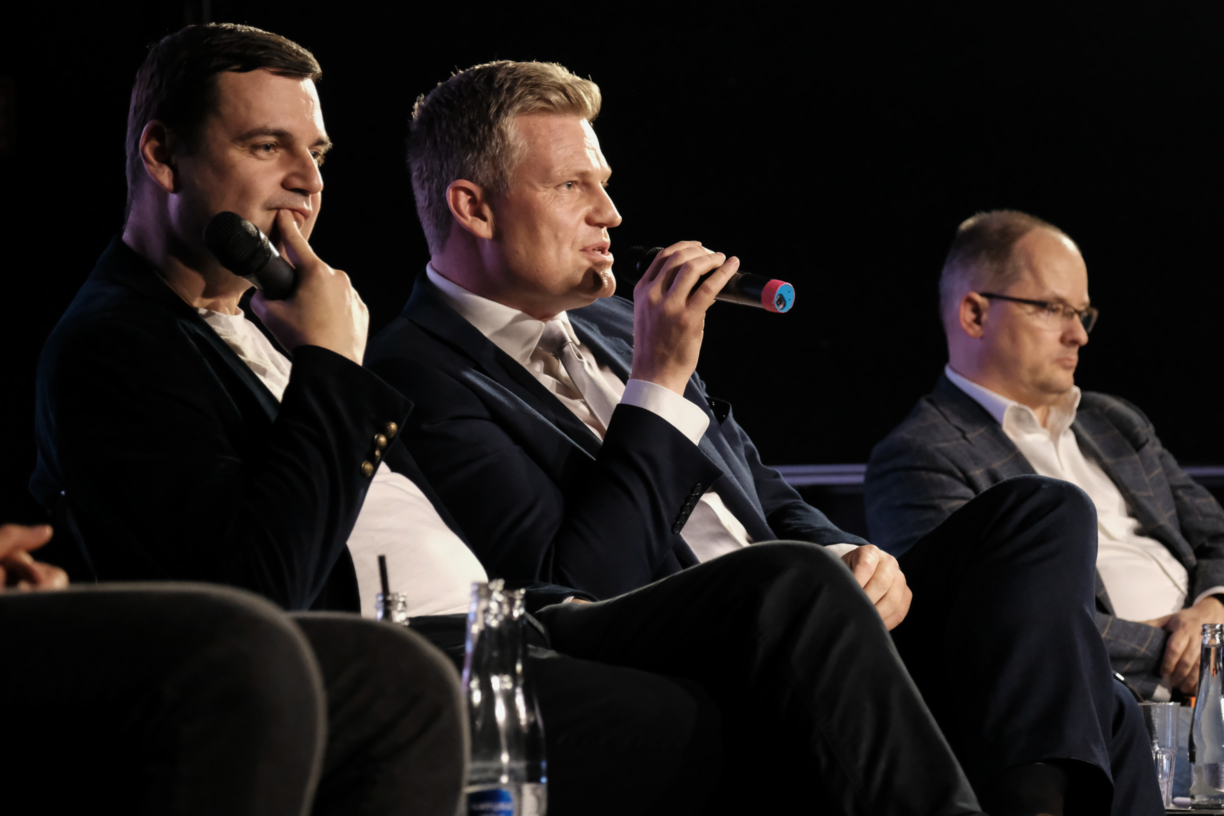 Přišli do vlády „řezat“, schodky ale Motoristům pod rukama porostou. „Musíme to voličům vysvětlit,“ zní ze strany