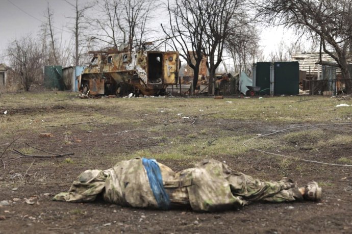 Tělo zabitého ukrajinského vojáka v Kurské oblasti. Foto: ČTK/AP/Uncredited