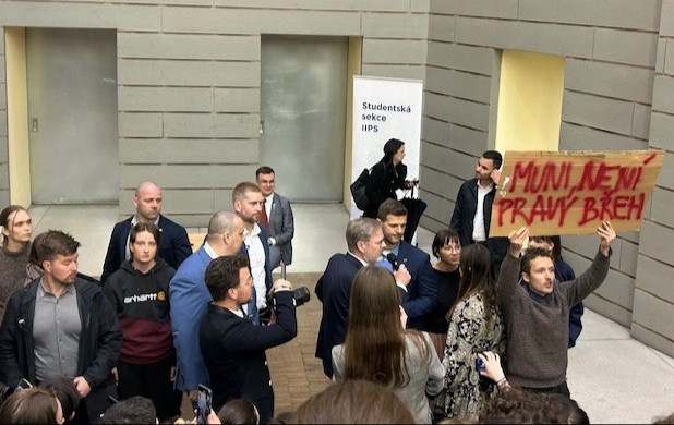 Dvacítka protestujících 17. března 2025 odpoledne přerušila debatu premiéra Petra Fialy (ODS) v atriu Fakulty sociálních studií Masarykovy univerzity v Brně. Foto: Veronika Skálová, ČTK