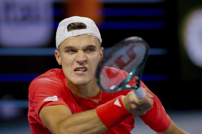 Tenista Jakub Menšík zvládl zápas se světovou čtyřkou Taylorem Fritzem díky dvěma povedeným zkráceným hrám. Foto: Chris Arjoon / Icon Sportswire, ČTK/AP