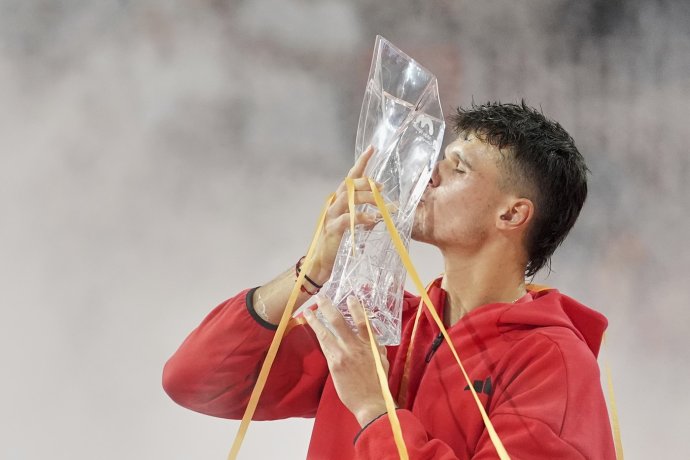 Tenista Jakub Menšík získal titul z velkého turnaje v Miami, a to teprve v devatenácti letech. Foto: Rebecca Blackwell, ČTK/AP
