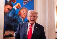 Donald Trump před svým obrazem. Podobný mu daroval i Vladimir Putin. Foto: Bílý dům, Flickr