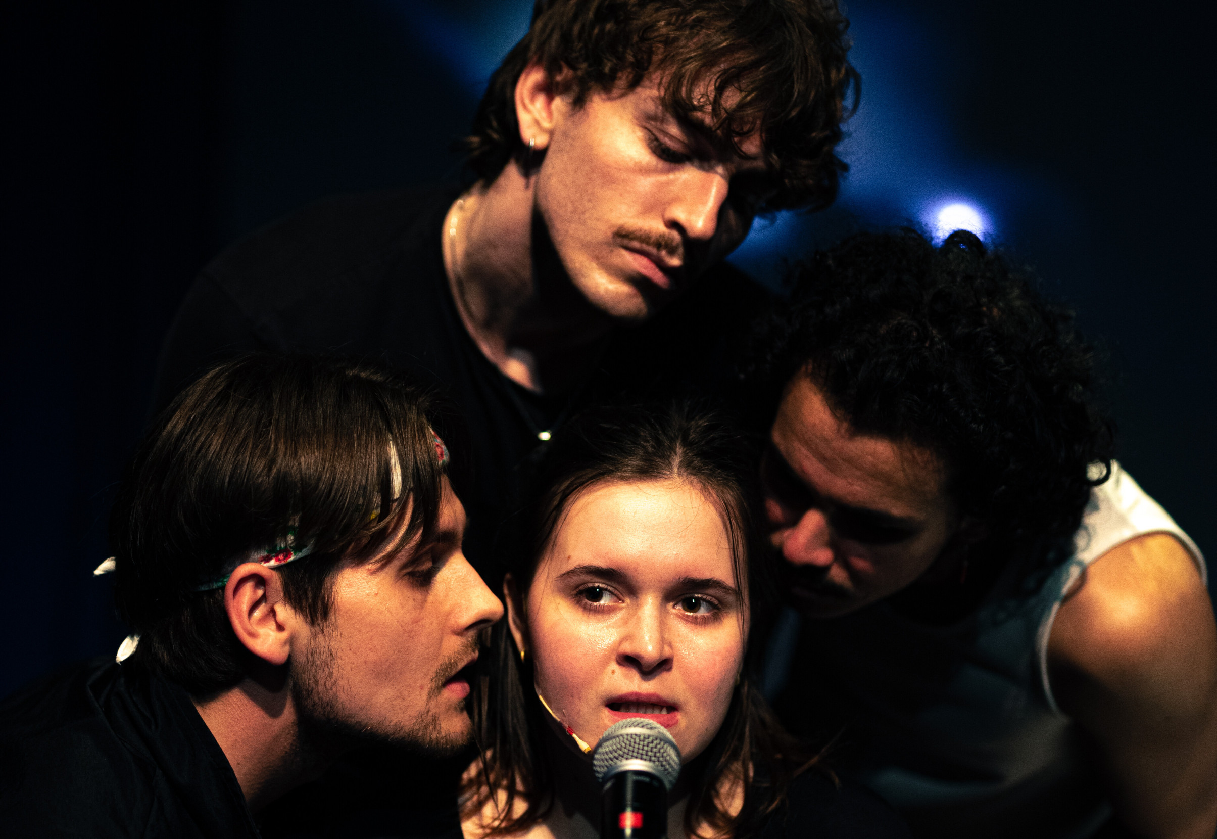 „Neřekli jsme jí: jste si jistá, že chcete mít sexuální styk se všemi pěti?“ Příběh o drastickém znásilnění znovu ožívá v Arše+