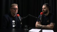 Filip Titlbach mluví s historikem Michalem Stehlíkem z podcastu Přepište dějiny. Foto: Deník N