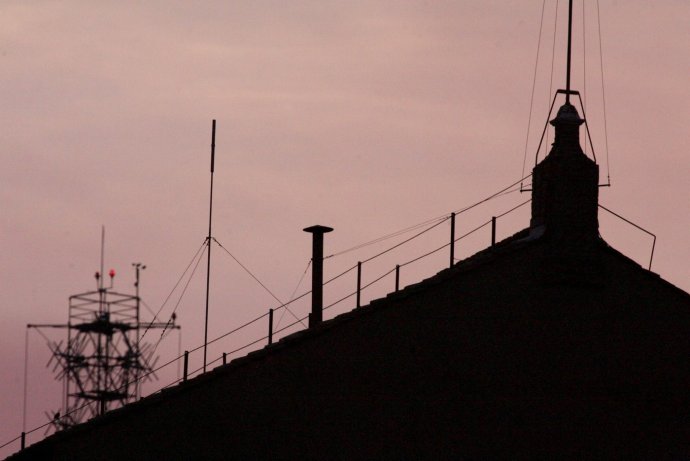 Komín instalovaný na střechu Sixtinské kaple ve Vatikánu. Kouř z nich pak sdělí okolnímu světu, zda byl zvolen nový papež. Foto: ČTK
