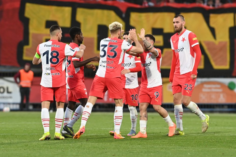 Fotbalisté Slavie se radují při výhře 5:0 na půdě Sigmy Olomouc. Foto: Luděk Peřina, ČTK