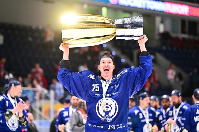 Brněnský útočník Arttu Ilomäki s mistrovským pohárem. Foto: Josef Vostárek, ČTK