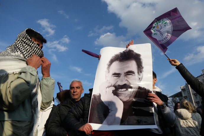 Demonstrující drží fotografii vězněného vůdce PKK na protestu v tureckém Diyarbakiru v únoru 2025. Foto: Sertac Kayar, Reuters