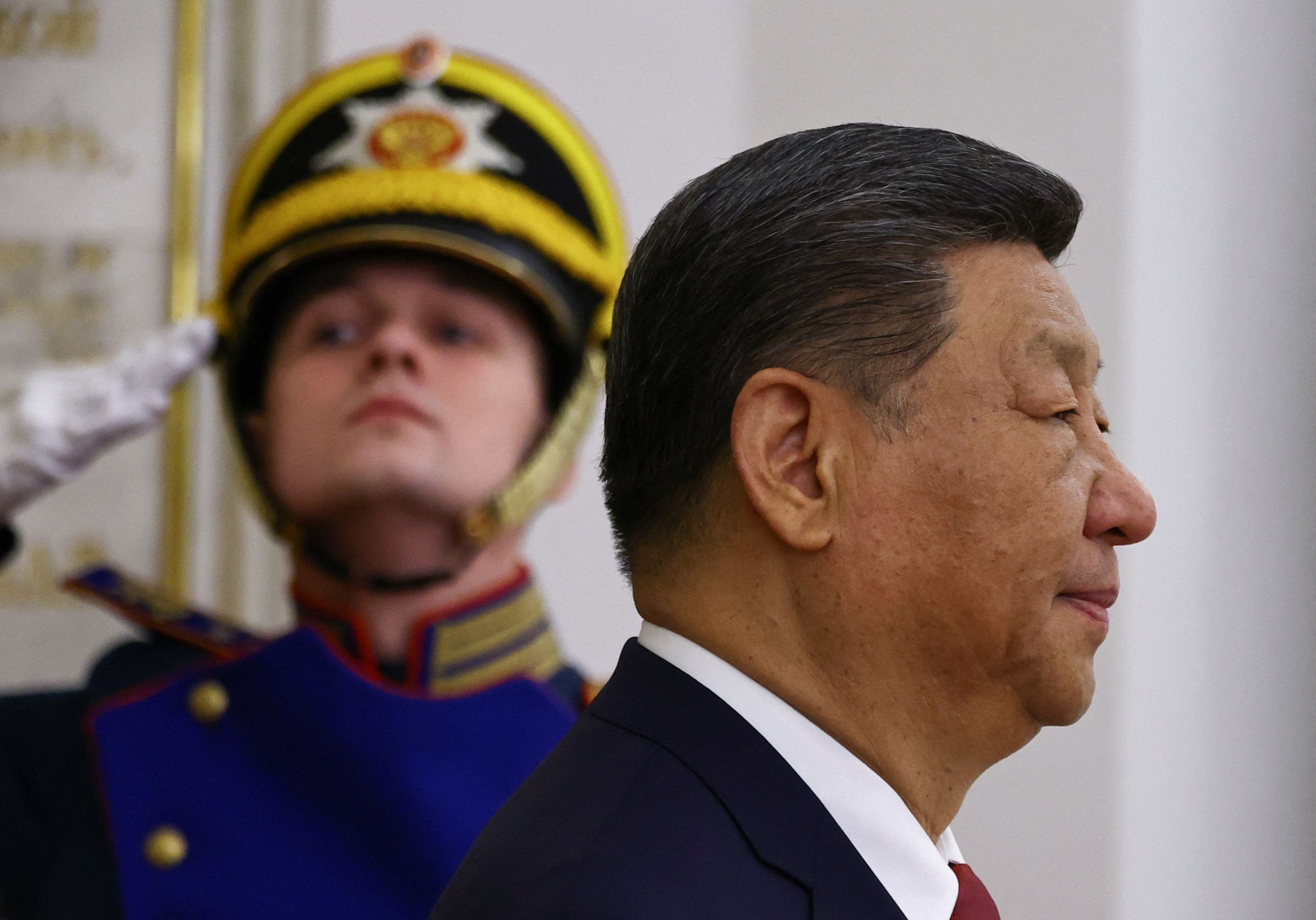 Siho úsměvy s Putinem lemovala nervozita. Neschovala se ani pod neonacismus, ani pod holubice míru