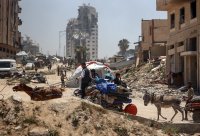 Palestinci po izraelských příkazech k evakuaci a za pokračujícího ostřelování odvážejí své věci do přístavu v Gaza City. Foto: Madždí Fathí, NurPhoto/Reuters