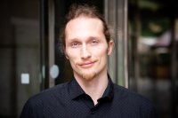 „Cítil jsem se osamělý, přestože jsem nikdy nebyl sám,“ říká František Vejmělka. Strávil půl roku na Papui jen s místními lidmi. Foto: Gabriel Kuchta, Deník N