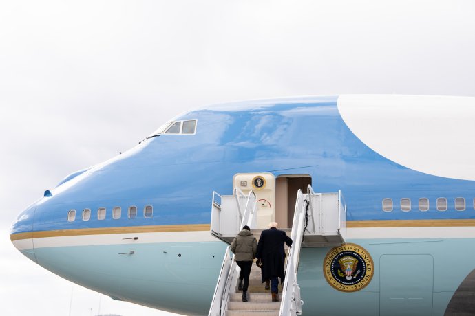 Donaldu Trumpovi se nelíbí, že prezidentské letadlo Air Force One nedosahuje luxusu, jakým oplývají letadla arabských lídrů. A tak se zhlédl v přepychovém letadle po královské rodině z Kataru. Podle kritiků by jej ale neměl přijmout. Foto: Andrea Hanks, Bílý dům, Flickr