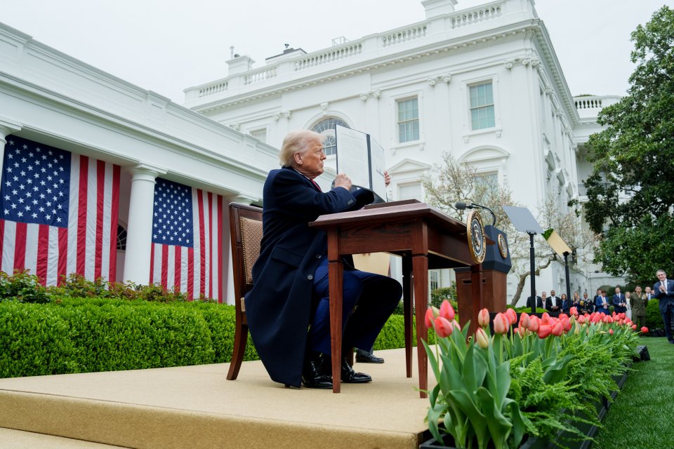 Donald Trump 2. dubna představuje v Růžové zahradě cla vůči několika desítkám zemím z celého světa. Včera v noci mu obchodní soud zakázal je uplatňovat. Foto: Bílý dům, Flickr