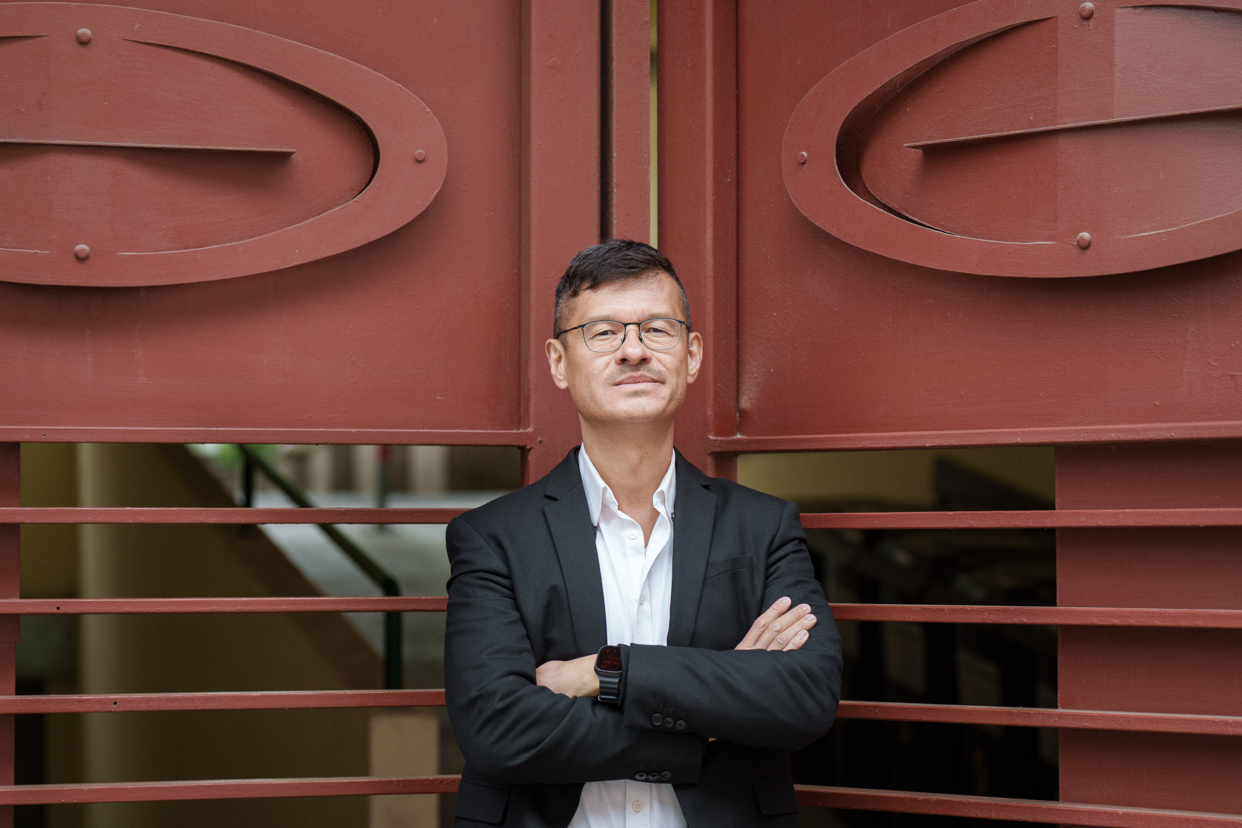 Omezit parkování v ulicích musíme, je to otázka přežití, říká architekt Okamura o budoucnosti českých měst