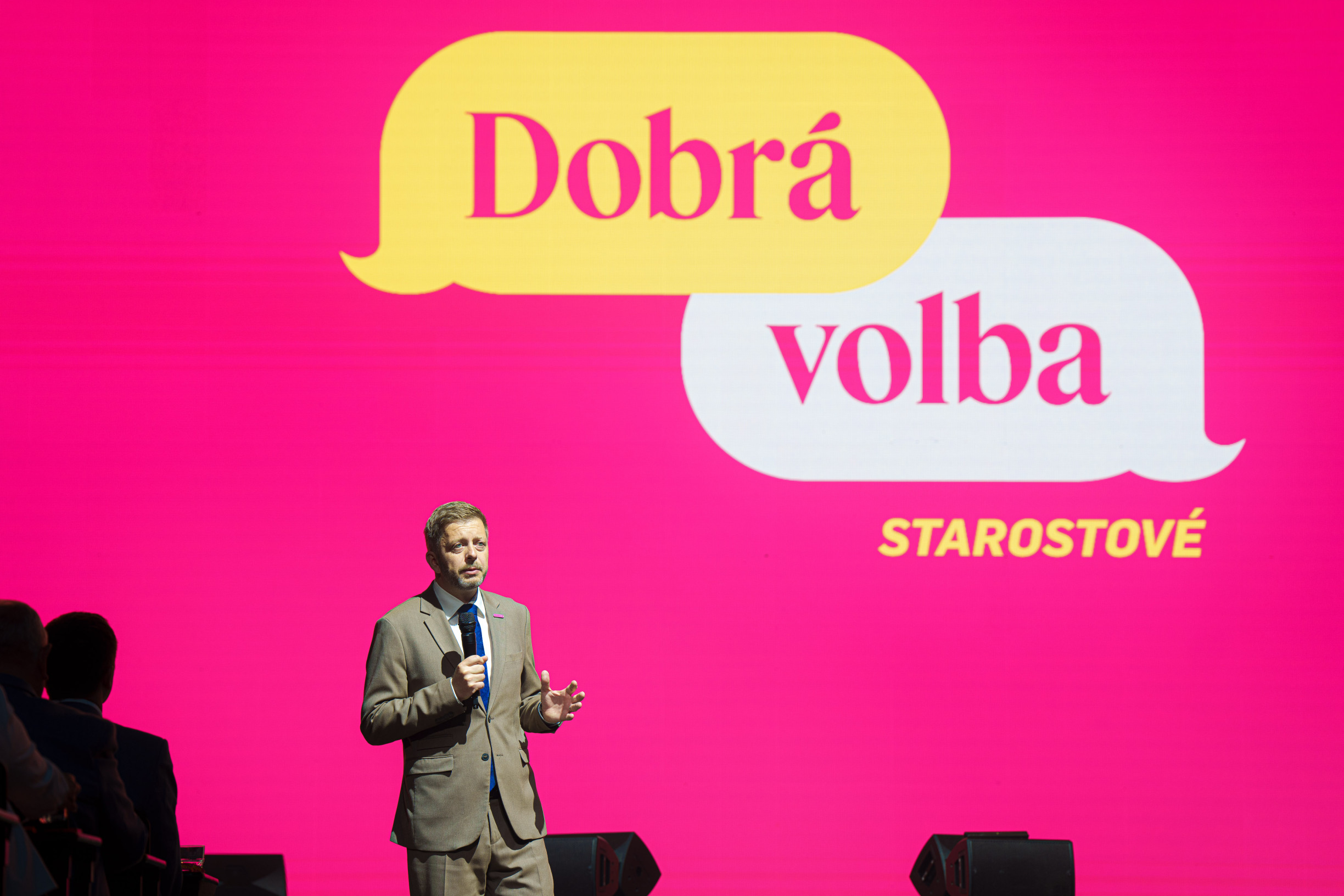 „Kampaň uděláme úplně jinak.“ Starostové odmítají sázku na negaci, výpady proti Babišovi podle Rakušana nefungují